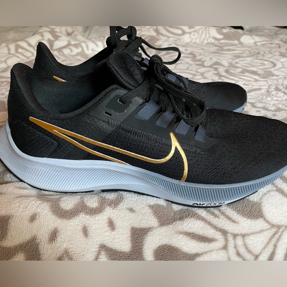 Women’s NIKE AIR ZOOM PEGASUS 38 size 10. Worn twice. Excellent condition!No box
